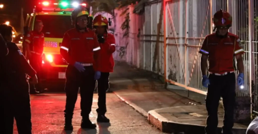 Hallan cuerpo envuelto en sábanas y con señales de violencia en la zona 4