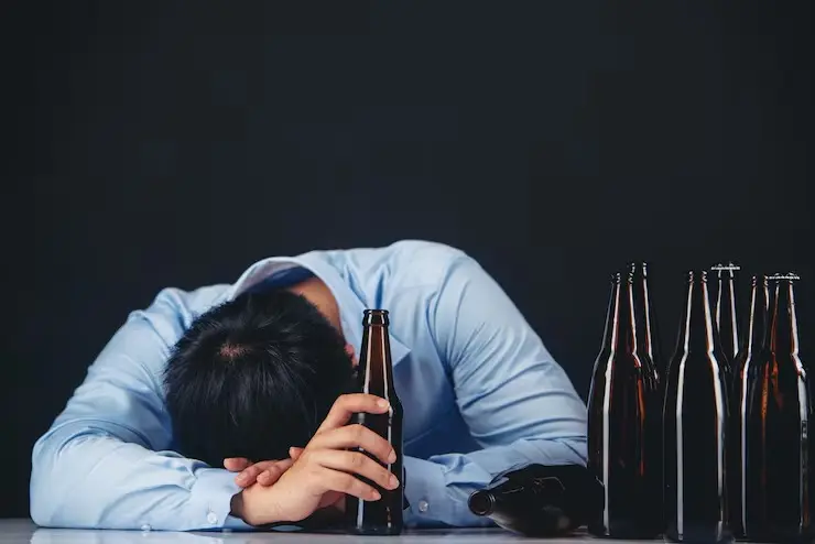 ¿Resaca después de la fiesta? Estas recomendaciones pueden ayudarte a sentirte mejor Resaca. Foto: Freepik
