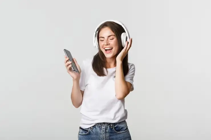 Cómo elegir el podcast ideal para acompañarte y hacer más llevadero tu día persona escuchando musica. Foto: Magnific