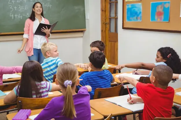 ¿Tus hijos tienen clases este viernes? Esto decidió el Mineduc Clases niños. Foto: Magnific