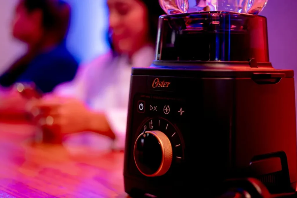 Oster® presenta en Guatemala la nueva Licuadora Profesional Titan con tecnología de motor reversible