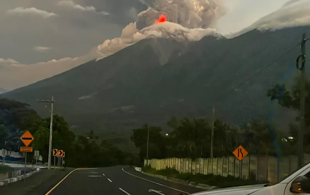 Cierran la RN-14 por erupción del volcán de Fuego