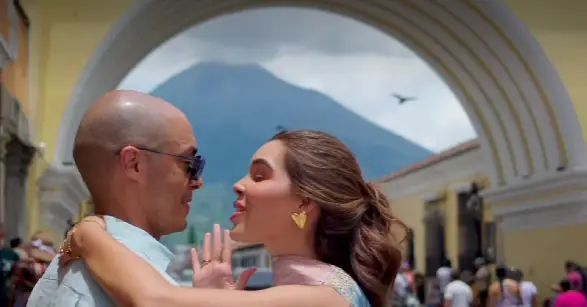 Una historia de amor con destino guatemalteco: pareja dominicana anuncia su boda en Antigua Pareja Antigua Guatemala