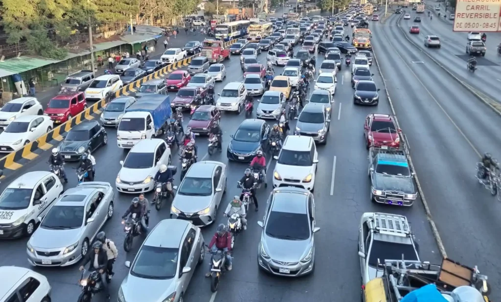Cierre de carriles en bulevar Liberación hace que tráfico llegue a la Roosevelt