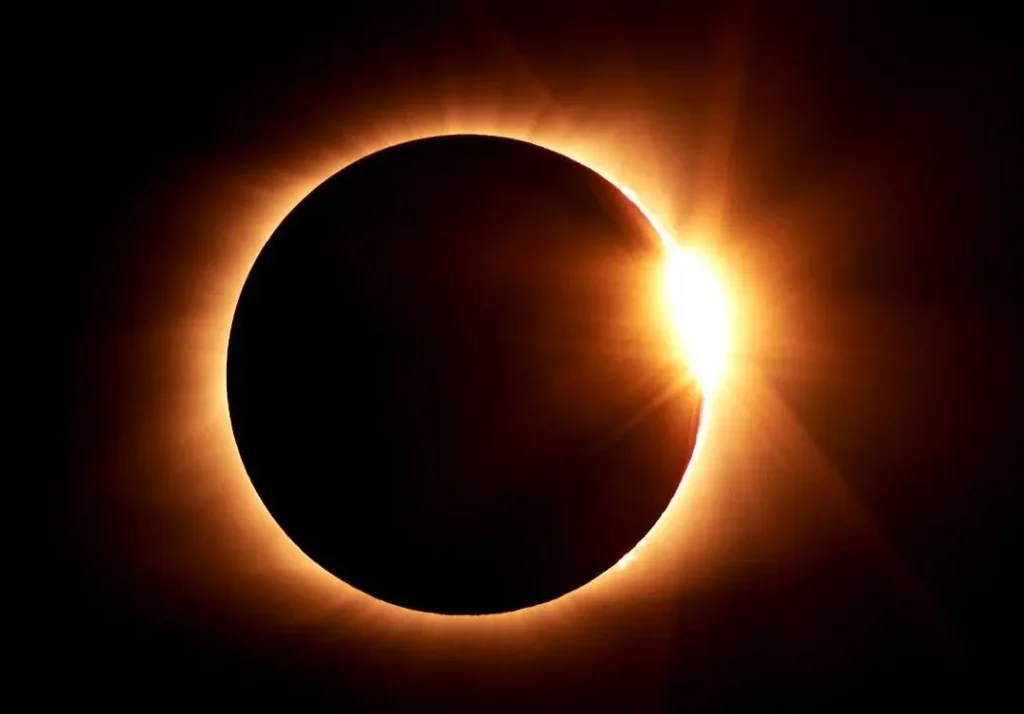 Danny León logra el truco de su vida al sincronizar un salto con el eclipse total en Huesca