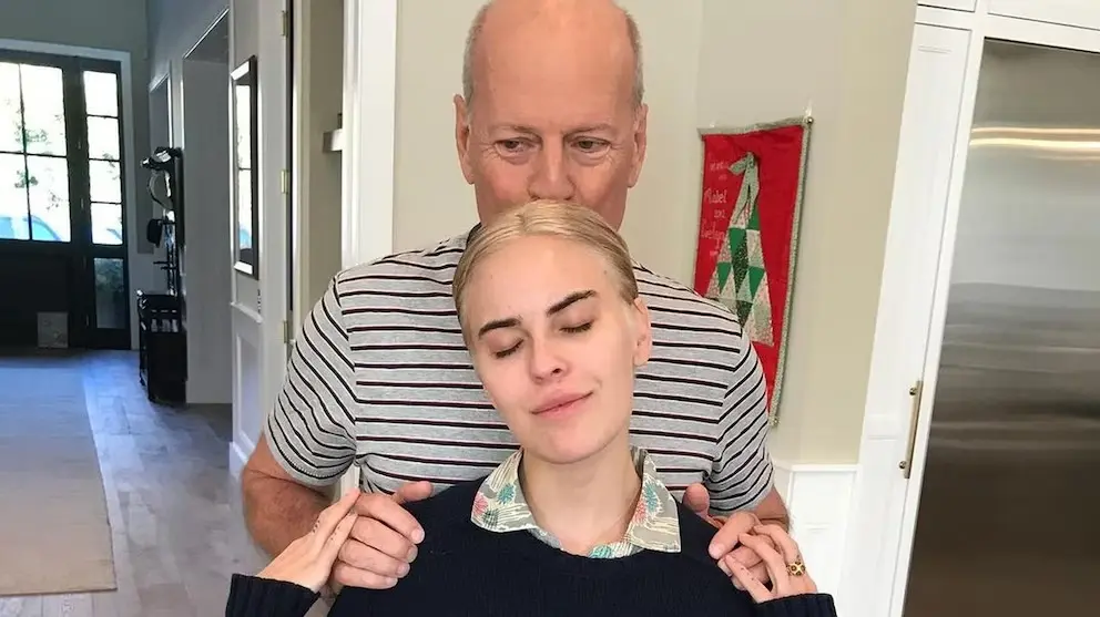 El emotivo regreso de Bruce Willis: acompañó a su hija Tallulah en su boda Años antes de su boda, Tallulah. Foto: Instagram/@buuski