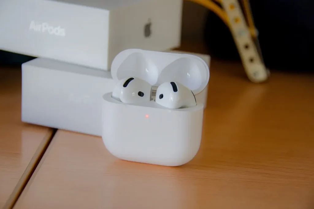 Apple se adelanta al anuncio: Así son los nuevos AirPods con cámara airpods. Foto: Xataka