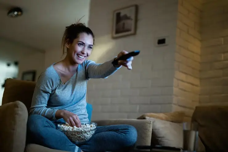 ¿Qué significa ver una serie una y otra vez? Estas son las razones detrás del hábito Persona viendo TV. Foto: Freepik