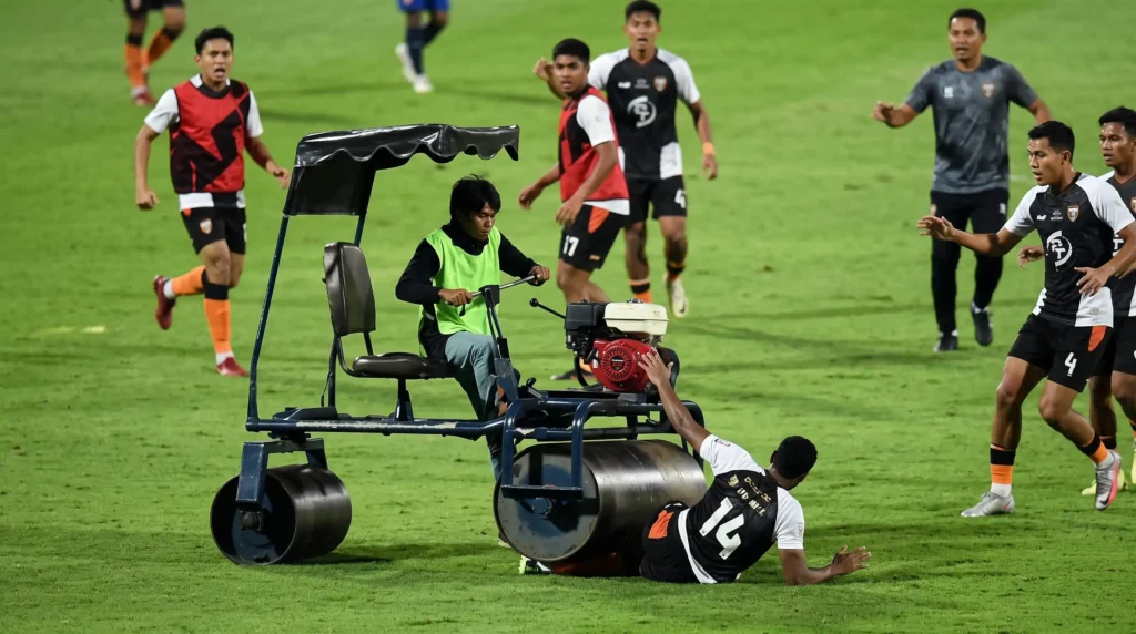 ¡Ni una aplanadora lo frenó! Exfigura de la Premier League es arrollada en el calentamiento y termina jugando en Tailandia