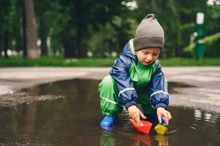 Cuando llueve en Guatemala: opciones para entretener a los niños bajo techo Niño lluvia. Foto: Magnific