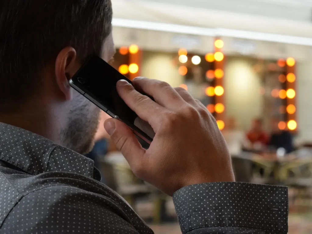 Persona en el teléfono. Foto: Pixabay