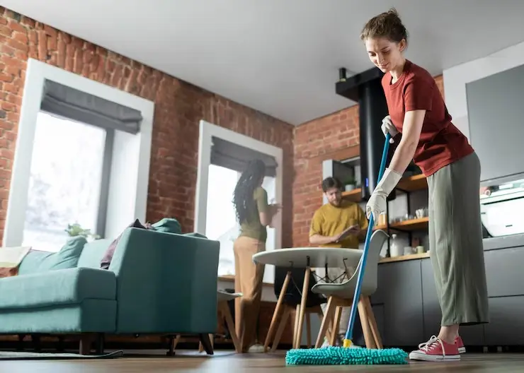 Cómo mantener ordenada tu casa cuando tienes poco tiempo: trucos que pueden ayudarte Limpieza. Foto: Magnific