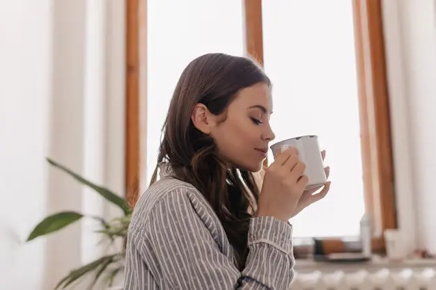 ¿Por qué siempre escoges la misma taza, silla o lado de la cama? Esta es la razón ¿Tienes una taza favorita que eliges casi siempre, un lugar específico en el sofá o un lado de la cama que parece estar reservado para ti?. Foto: Freepik