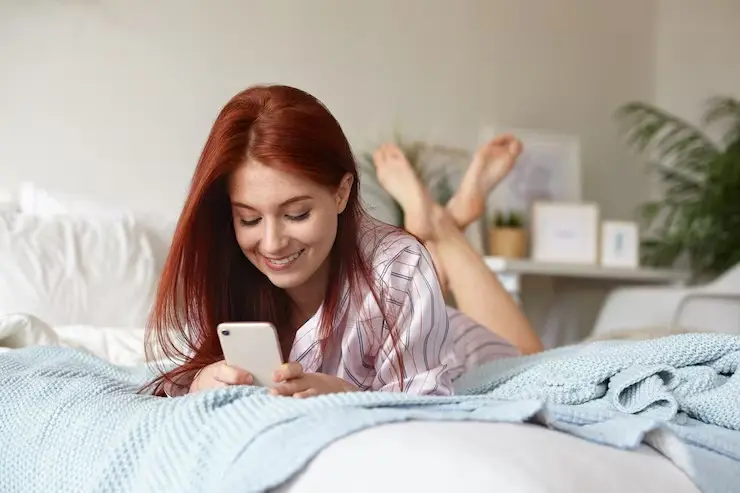 ¿Por qué revisas el celular apenas despiertas? Esta podría ser la razón Persona despertando con el celular. Foto: Freepik
