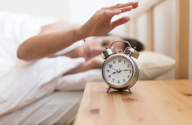 El famoso “cinco minutos más”: la razón por la que levantarse temprano cuesta tanto