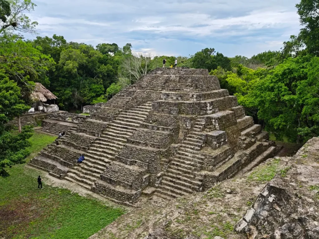 Yaxhá, el tesoro maya de Guatemala que debes descubrir al menos una vez ¿Te imaginas caminar entre templos milenarios rodeados de selva? Foto: Guateplay