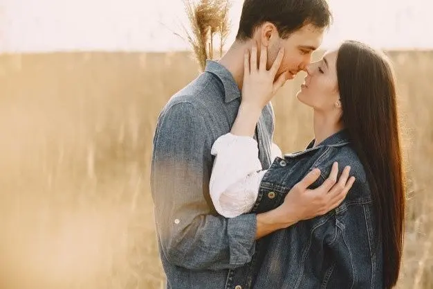 Planes diferentes para hacer en pareja sin gastar demasiado en Guatemala Pareja enamorada. Foto: Freepik