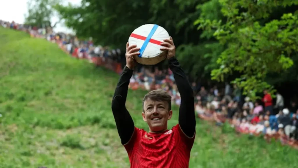 Perseguir un queso cuesta abajo: la carrera británica que termina en caídas espectaculares La carrera del queso colina . Foto: As.com