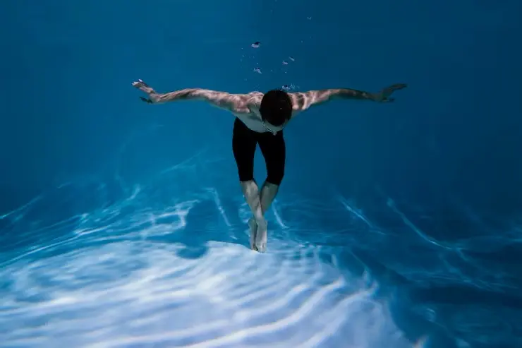 ¿Cuánto puede aguantar una persona bajo el agua sin respirar? El límite del cuerpo humano ¿Cuánto puede aguantar una persona bajo el agua sin respirar? Foto: Magnific