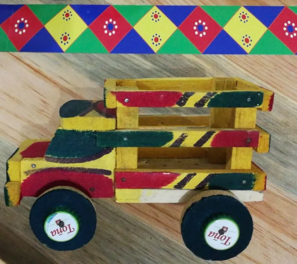 Museo Popol Vuh invita a pintar juguetes artesanales en familia. Foto: Tocoyales