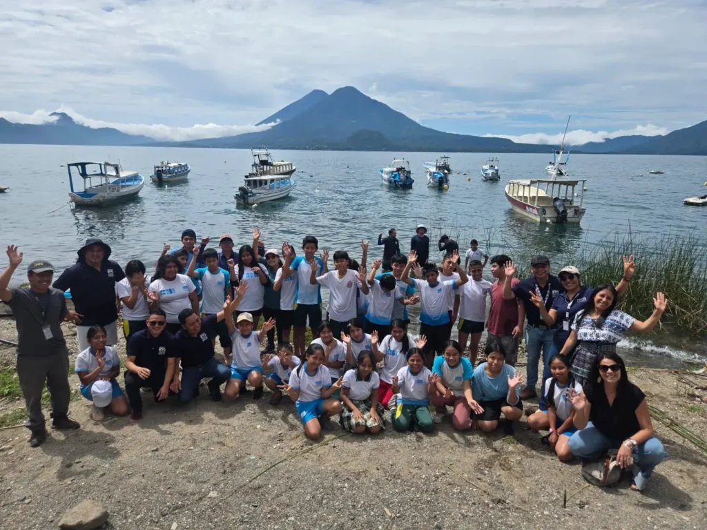 Más de 3,500 estudiantes se suman a la protección del Lago de Atitlán